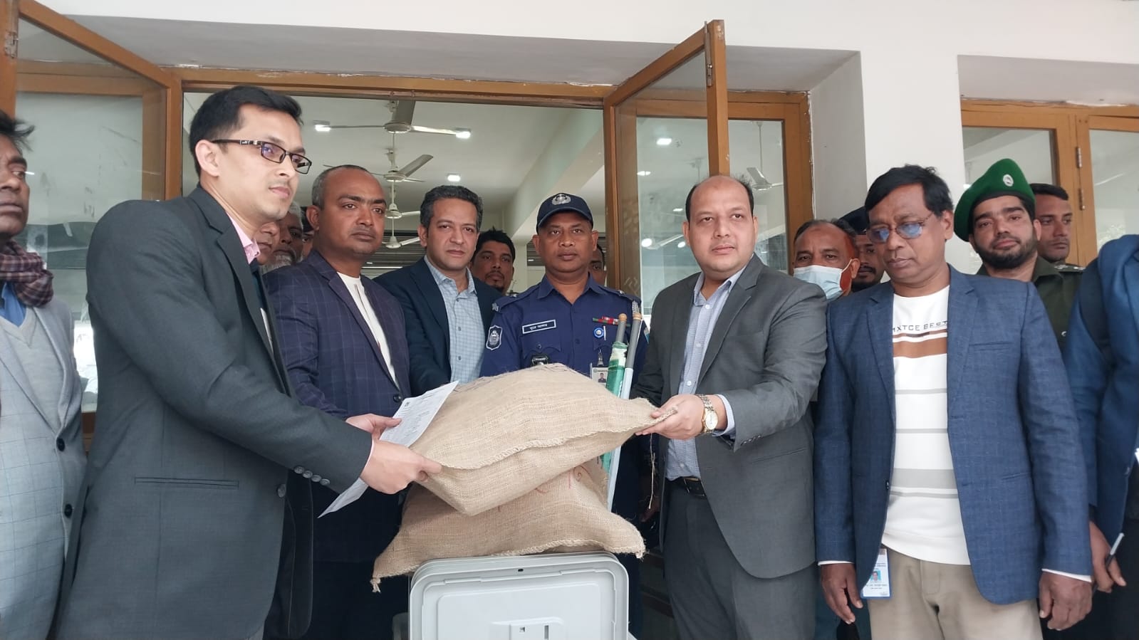 চাঁপাইনবাবগঞ্জে নির্বচানী সামগ্রী বিতরণ ও কেন্দ্রে প্রেরণ